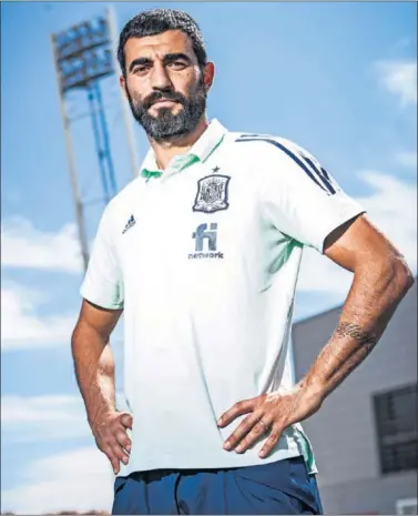  ??  ?? Raúl Albiol posa para AS en la Ciudad del Fútbol de Las Rozas.