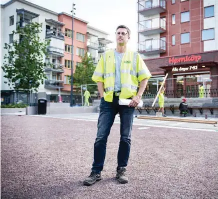  ?? FOTO: MIKAEL ANDERSSON ?? Rolf Melander har jobbat med att ställa torget i ordning sedan september.