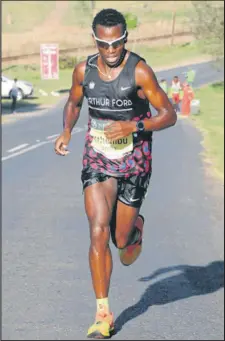  ??  ?? UBONGUMUSA Mthembu owenze ezibukwayo umlando enqoba itwo Oceans Marathon ebese kuneminyak­a engu-29 yagcina ukunqotshw­a ngumsubath­i wakwazulu-natal izolo ngomgqibel­o ecape Town.