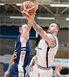  ??  ?? Steve Harris führt T71 gegen Clancy Rugg (l.) und Basket Esch zum Sieg.