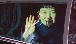  ?? AP PIC ?? Park Geun-hye waving to supporters from her vehicle upon returning to her private home in Seoul yesterday.