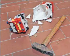  ?? FOTO: BERND BAUR ?? Von den Einbrecher­n zertrümmer­t: das Porzellana­uto, das der Schwendier Feuerwehr als Sparbüchse diente.