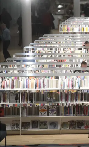  ?? FOTO: LEHTIKUVA/VESA MOILANEN ?? Det nya biblioteke­t har omkring 100 000 boktitlar.■