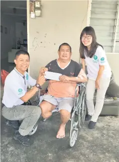  ??  ?? Wan (left) handing over the RM1,000 cash donation from an anonymous donor and also the food items to Kiew recently.