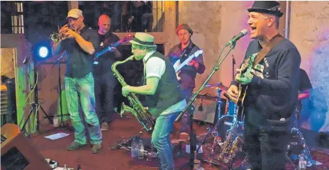  ?? FOTO: JUTTA KRIEGLER ?? Die Double-U-Session Band in Blaubeuren bei ihrem ersten Konzert im „Kleinen Großen Haus“: Mehr als 100 Musik-Fans zog es am Samstag dort hin. Drei Stunden lang spielte die Ulmer Szene-Band eine explosive Mischung aus tanzbarem Jazz, Blues, Rock und...