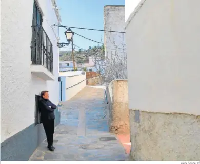  ?? RAFA GONZÁLEZ ?? Una anciana observa la calle en el pueblo almeriense de Ocaña.