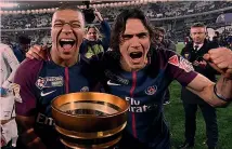  ?? AFP ?? Kylian Mbappé, 19 anni e Edinson Cavani, 31 festeggian­o il trionfo del Psg sul Monaco nella finale di coppa di Lega