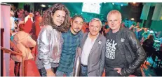  ?? FOTO: ANNE ORTHEN ?? Christiane Oxenfort, Juror Eko Fresh, Hajo Riesenbeck vom Freundeskr­eis und Wilfried Korfmacher bei Rock gegen Hunger