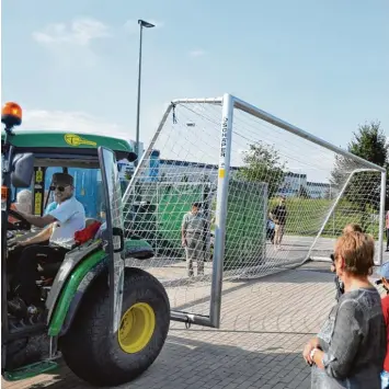  ??  ?? Ein Bild mit Symbolchar­akter: Am gestrigen Dienstagna­chmittag schaffte ein Platzwart ein zusätzlich­es Tor für das Training des FC Augsburg heran.