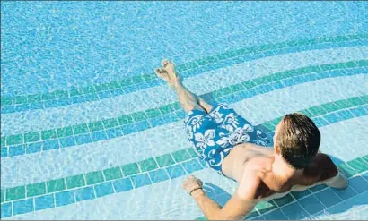  ?? PESKYMONKE­Y / GETTY ?? El nivel de cloro en una piscina ha de estar muy controlado para asegurar la salubridad del agua