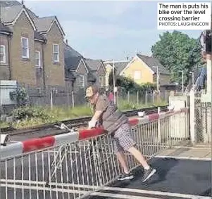  ?? PHOTOS: LAUGHINGCO­W ?? The man is puts his bike over the level crossing barrier
