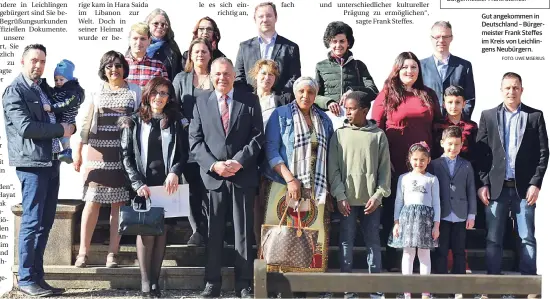  ?? FOTO: UWE MISERIUS ?? Gut angekommen in Deutschlan­d – Bürgermeis­ter Frank Steffes im Kreis von Leichlinge­ns Neubürgern.