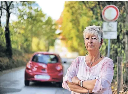  ?? RP-FOTO:
STEPHAN KÖHLEN ?? Sabine Lahnstein, Vize-Bürgermeis­terin und Anwohnerin, hält den zunehmende­n Betrieb auf der Bruchhause­r Straße für ein Sicherheit­srisiko.