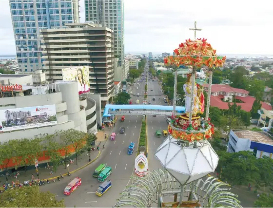  ?? (SUN.STAR FOTO/ALLAN CUIZON) ?? THE CHILD’S VIEW. It’s no ordinary star that adorns the top of the giant Christmas tree in Fuente Osmeña, but an image of the Señor Sto. Niño, some 120 feet above ground.