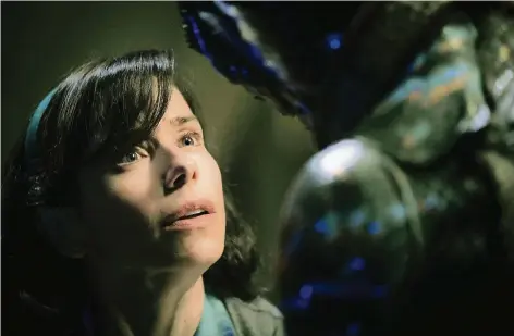  ??  ?? Szene aus „Shape of Water“: Sally Hawkins als gehörlose Elisa und Doug Jones als unbekannte­s Wesen.