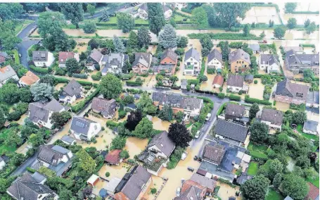  ?? FOTO: ANDREAS KREBS ?? Die Ostparksie­dlung war am 14. Juli 2021 vom Hochwasser und dem Starkregen besonders stark betroffen. Hier waren Tausende Helfer und Einsatzkrä­fte tätig.