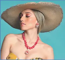  ??  ?? El tono coral es la tendencia este 2019, llévalo en collares y aretes en tus looks de día o la tarde.