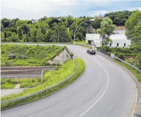  ?? FOTOS: GERD MÄGERLE ?? Die Brücke über die Bahnlinie am Eselsberg wird ab Oktober wegen der Elektrifiz­ierung erneuert. Die alte Brücke wird abgerissen, die neue links davon errichtet.