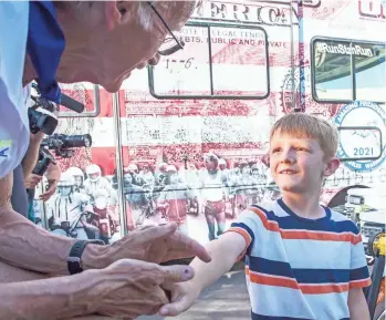  ?? NICK OZA/THE REPUBLIC ?? 3A
Max Nero, 8, shakes hands with Stan Cottrell, who stopped in Phoenix on Wednesday while on a cross-country Friendship Run. Cottrell, a Guinness World Record holder and renowned ultra-long-distance runner, is running from L.A. to D.C. to raise funds for charity and encourage hope, health and friendship.