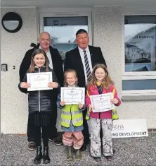  ?? ?? Council leader Councillor Robin Currie and ACHA chairman Roddy McCuish celebrated the developmen­t's completion with Inveraray Primary School pupils Kara Crawford, Rachael Devlin and Millie May MacIntyre.