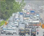  ?? VIJAY BATE/HT ?? Police nakabandi owing to lockdown slows down vehicular movement on the WEH at Goregaon, on Thursday.