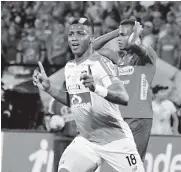  ??  ?? Yony González celebra su gol en el 1-3 ante el Medellín, ayer en el estadio Atanasio Girardot.