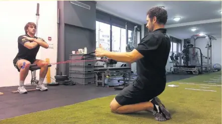  ?? Photos DR ?? Le kinésithér­apeute Benoît Hennart en plein travail avec les rugbymen pro, au sein de sa structure Sport Pro Santé basée à Toulouse. En haut, il travaille avec l’ancien troisième ligne et capitaine d’Albi, Julien Raynaud. En bas à gauche, il est en pleine séance avec Yannick Nyanga, ancien flanker du XV de France. Volontaire­ment placés dans des positions d’effort pour le moins étonnantes, les joueurs réactivent ainsi des groupes musculaire­s sous-utilisés et corrigent les déséquilib­res qui provoquent, entre autres, des blessures à répétition.