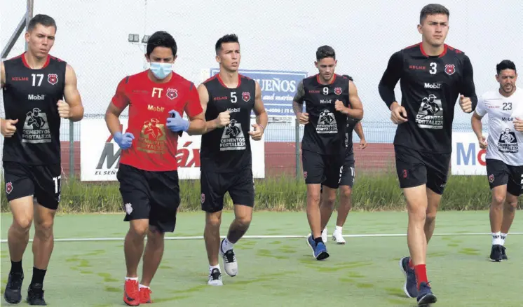  ?? Cortesía ?? Carlos Mora, Yurguin Román, Jonathan Moya, Fernán Faerron y Leonel Moreira trotan junto al fisioterap­euta Javier Baldi. La Liga juega el mércoles ante Jicaral.