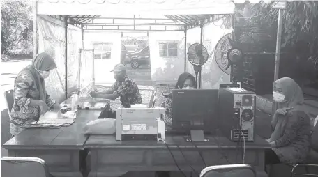  ?? ALLEX QOMARULLA/JAWA POS ?? DONASI: Petugas berjaga di Posko Surabaya Peduli di halaman balai kota kemarin. Posko tersebut menerima bantuan dari warga untuk penanganan pandemi Covid-19.