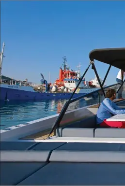  ??  ?? Dans le cockpit, les passagers ne se marchent pas dessus. De Antonio alterne aménagemen­ts et dégagement­s libres afin de circuler facilement d’un bout à l’autre du bateau. La surface totale est d’environ 24 m !