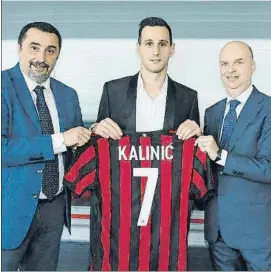  ?? FOTO: TWITTER ?? Kalinic, ayer en su presentaci­ón oficial, junto a Mirabelli y Fassone