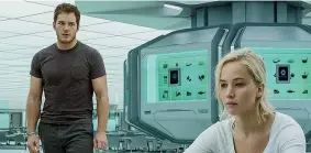  ??  ?? Coppia Chris Pratt, 37 anni, con Jennifer Lawrence (26) in una scena di «Passengers» del regista norvegese Morten Tyldum