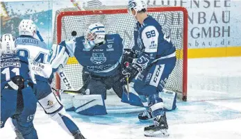  ?? FOTO: CHRISTIAN FLEMMING ?? Die Islanders (blaue Trikots) kassieren gegen Weiden eine ganz bittere Heinnieder­lage.