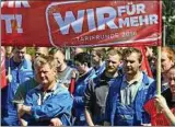  ??  ?? Rund  Beschäftig­te der Schuler Pressen Gmbh Erfurt hatten sich am . Mai zum Warnstreik versammel. Nun hat man sich im bundesweit­en Tarifstrei­t auch in Thüringen geeinigt. Archivfoto: dpa