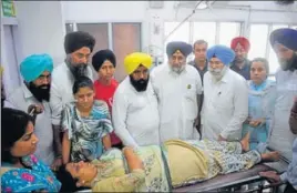  ?? HT PHOTO ?? AAP MLA Pirmal Singh whose turban was allegedly tossed in the assembly; and SAD chief Sukhbir Singh Badal and AAP leader HS Phoolka inquire about wellbeing of AAP MLA Sarvjit Kaur Manuke at a hospital in Chandigarh on Thursday.