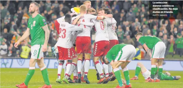  ?? /GETTY IMAGES ?? La selección danesa celebra su clasificac­ión. No dejó dudas en Irlanda.