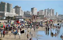  ?? PHOTOS: REUTERS ?? Life goes on in Gaza, as Palestinia­ns visit the beach in warm weather in Gaza City.