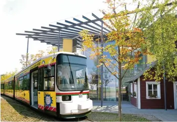  ?? Foto: Andreas Lode, Montage: Robin Popp ?? So könnte es aussehen, wenn die Straßenbah­n bis zum Titania Bad nach Neusäß fährt. Der Ausbau des Tramnetzes bis in die Re gion wird inzwischen konkret diskutiert.