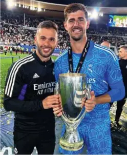  ?? FOTO RR ?? Violati en Courtois poseren met de Europese supercup.