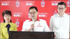  ??  ?? Chong is flanked by Bandar Kuching MP Dr Kelvin Yii and Pending assemblywo­man Violet Yong at the press conference.