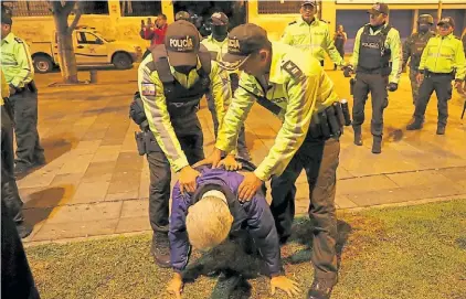  ?? EFE ?? Vejamen. El diplomátic­o mexicano Roberto Canseco, arrojado al piso por los policías ecuatorian­os.