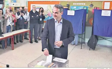  ?? FOTOS: GEORGE VITSARAS / EFE / EPA ?? El primer ministro griego y líder del partido Nueva Democracia, Kyriakos Mitsotakis, emite su voto en Atenas, ayer.