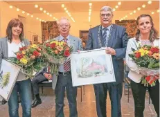  ??  ?? Bürgermeis­ter Peter Jansen (2.v.r.) zeichnete die Ehrenamtle­r Monika Nüßer (l.) und Peter Weynen (2.v.l.) sowie Charis Teßmer (r.) für das Junge Ehrenamt aus.