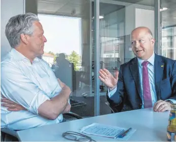  ?? FOTO: MICHAEL SCHEYER ?? Zu Besuch in der „ Schwäbisch­en Zeitung“: Baden- Württember­gs FDP- Chef Michael Theurer ( re.) im Gespräch mit Chefredakt­eur Hendrik Groth.