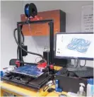  ?? UCR ?? La impresora 3D saca seis protectore­s faciales de un solo tiro.