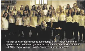  ??  ?? Finlands Lucia hyllade Finlands hundraårig­a självständ­ighet med den nyskrivna låten Allt har ett ljus. Den är komponerad av Jannike Sandström och Niklas Rosström specifikt för Finlands Lucia med kör 2017.