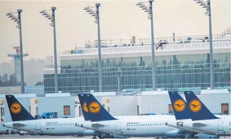  ?? FOTO: DPA ?? Die Verlegung von Airbus-A-380-Maschinen nach München ist für Finanzmini­ster Markus Söder (CSU) ein Argument für den Ausbau des Flughafens um eine dritte Startbahn.