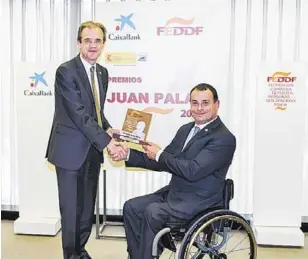  ??  ?? Jordi Gual, presidente de CaixaBank, recibe el galardón de manos de José Alberto Álvarez, presidente de la FEDDF