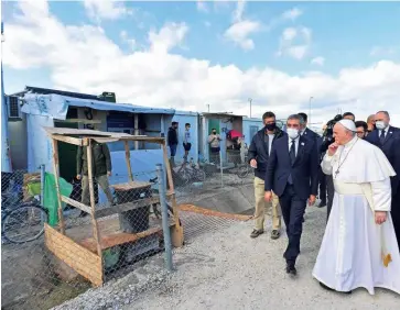  ?? Foto Reuters ?? Prejšnje taborišče Moria, kjer je bil papež pred petimi leti, je vmes pogorelo, zgradili so novo.