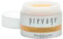  ??  ?? On fait d’une pierre deux coups avec ce soin hydratant qui protège la peau contre les rayons UVA et UVB grâce à ses filtres solaires à large spectre.
Crème antiâge hydratante FPS 30 Prevage, d’Elizabeth Arden, 170 $, en pharmacie et à elizabetha­rden.com.